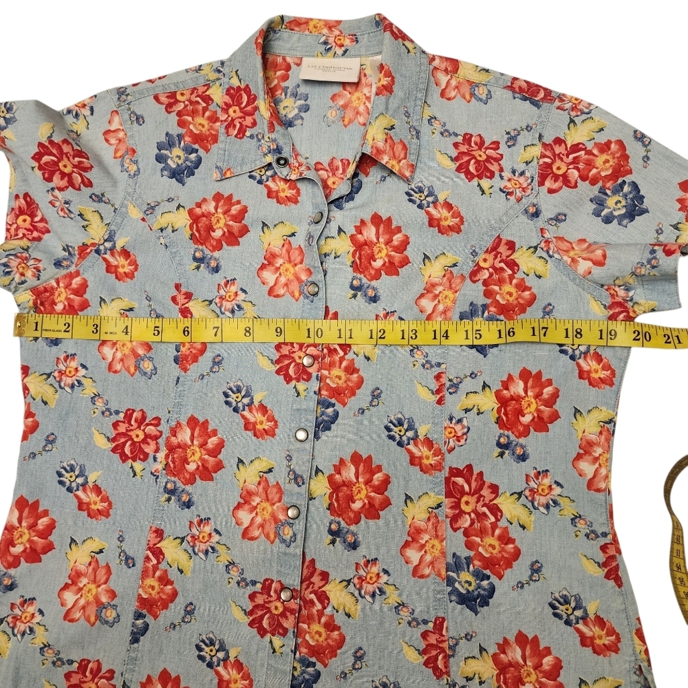 Liz Claiborne Floral Denim Snap Closure Short Sleeve Top Size Small Petite - Picture 8 of 13